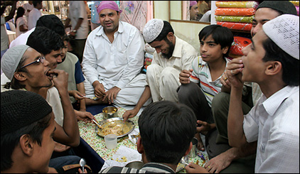 Breaking the fast on the last day before Eid